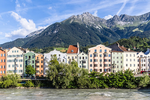 Farbenfrohes Innsbruck vor der Nordkette  von Melanie Viola