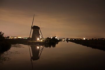 De windmolens van Kinderdijk tijdens de lichtjesweek van Joyce Loffeld