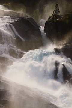 Prachtige waterval in Noorwegen belicht door de zon van Kaat Zoetekouw