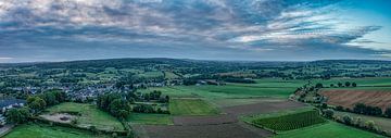 Panorama par drone d'un lever de soleil nuageux près d'Epen, dans le sud du Limbourg.