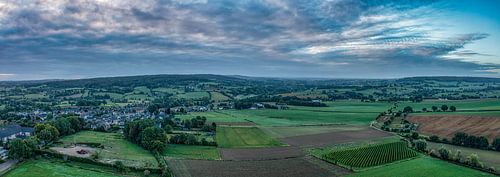 Dronepanorama van een bewolkte zonsopkomst bij Epen In Zuid-Limburg