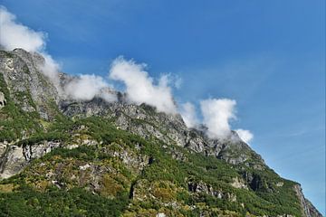 Wolken in de bergen van Naomi Elshoff