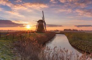 Landschap, molen bij zonsopkomst van Marcel Kerdijk