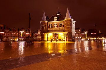 Stadgezicht van de Nieuwmarkt in Amsterdam bij nacht sur Eye on You