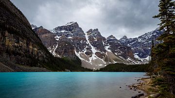 Le lac Moraine dans les Montagnes Rocheuses au Canada sur Roland Brack