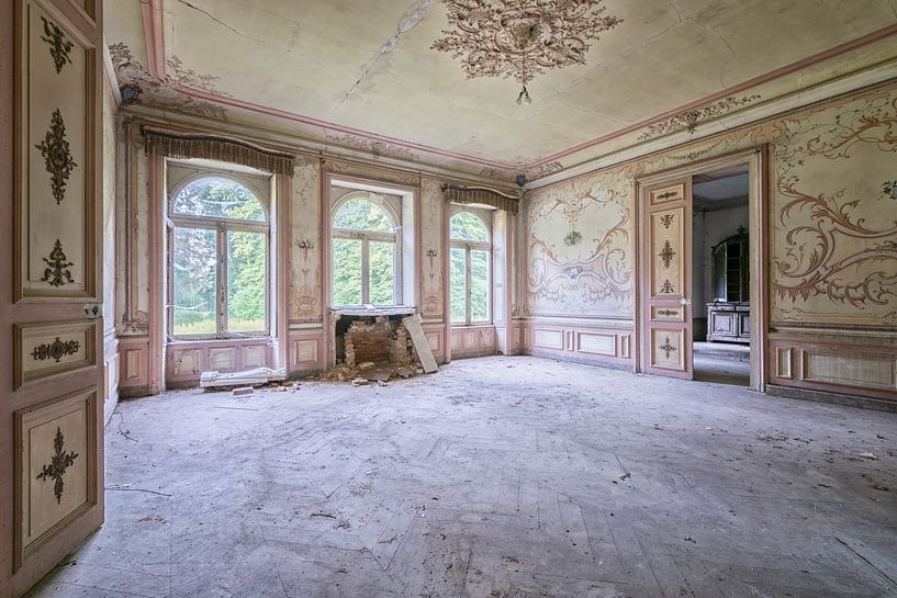 Lost Place - the pink villa by Linda Lu