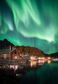 Nordlicht über Nusfjord auf den Lofoten von Edwin Mooijaart