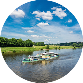 Fahrgastschiff auf der Elbe bei Dresden van Rico Ködder
