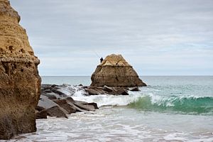 Fischer auf Felsen am Meer von Remke Spijkers