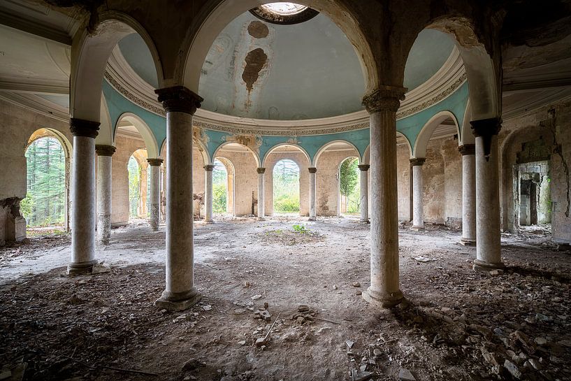 Verlaten Koepel in Verval. van Roman Robroek - Foto's van Verlaten Gebouwen