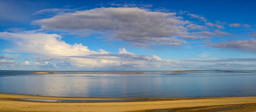 Blick auf die Watteninsel Vlieland von der Nordspitze von Texel von Sjoerd van der Wal Fotografie