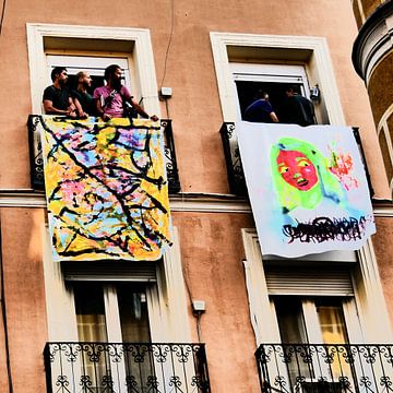 Madrid - Mensen kijken boven beschilderd doek van Wout van den Berg