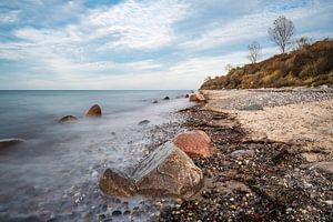 Stones on shore of the Baltic Sea in Elmenhorst, Germany sur Rico Ködder