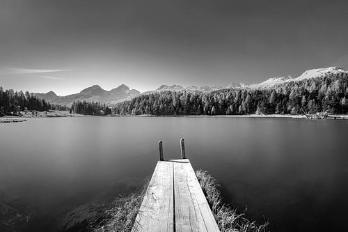 Loopbrug aan het meer in het Engadin in Zwitserland in zwart-wit.