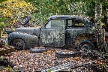 Des traces de rouille dans la forêt - Un cimetière de voitures en Suède sur Gentleman of Decay