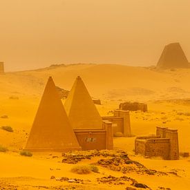 Zandstorm in de woestijn van Paul de Roos