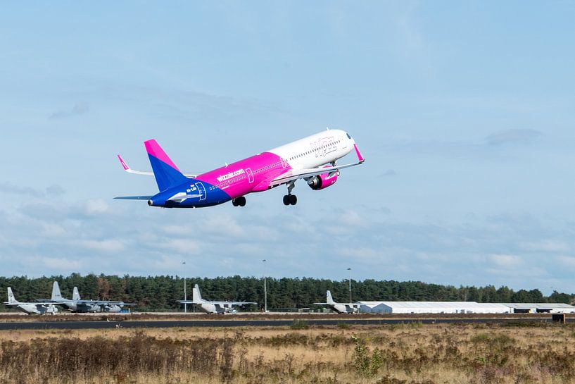 Airbus A321-271NX hebt vom Flughafen Eindhoven ab von Wim Stolwerk