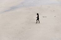 Mädchen auf dem einsamen Strand von Kim Verhoef Miniaturansicht