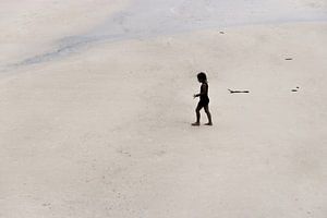 Mädchen auf dem einsamen Strand