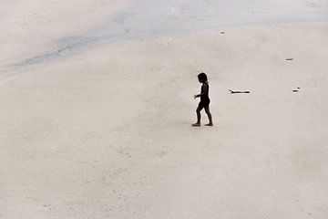 Fille sur la plage déserte