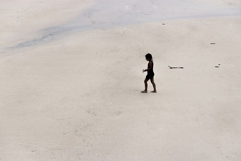 Mädchen auf dem einsamen Strand von Kim Verhoef