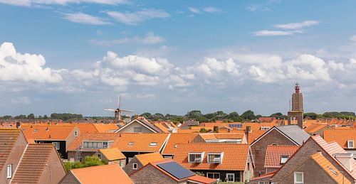 Oranje daken van Westkapelle met de molen en vuurtoren