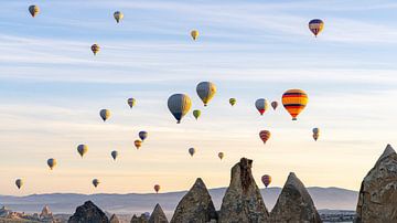 Luchtballonnen tijdens zonsopkomst in Cappadocië, Turkije