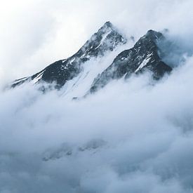 Des montagnes dans les nuages sur Ashwin wullems