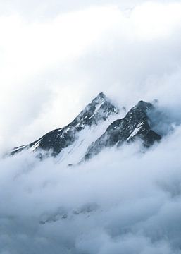Des montagnes dans les nuages