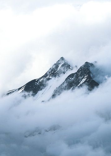 Des montagnes dans les nuages sur Ashwin wullems
