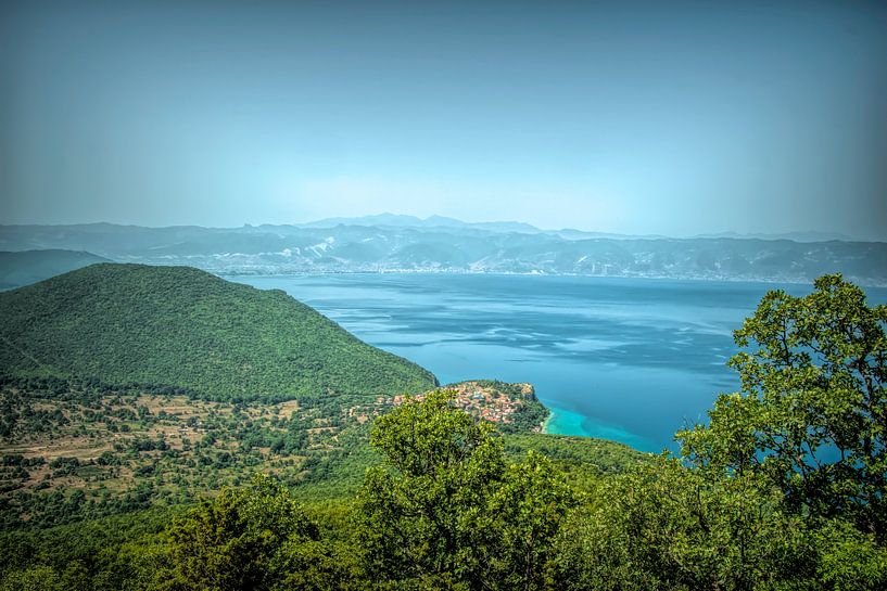 Uitzicht meer van Ohrid, Macedonië van Marjolein van Middelkoop