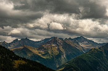 Berglandschappen: Donkere dreigende wolken boven Oostenrijkse bergen in het Zillertal
