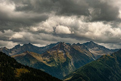 Berglandschappen: Donkere dreigende wolken boven Oostenrijkse bergen in het Zillertal