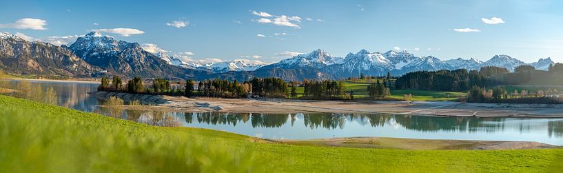 Panorama am Forggensee mit Blick auf die Alpen von Leo Schindzielorz