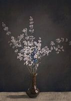 Vaas met bloemen wit blauw paars
