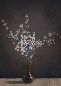 Vaas met bloemen wit blauw paars van W. Vos