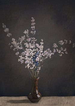 Vaas met bloemen wit blauw paars