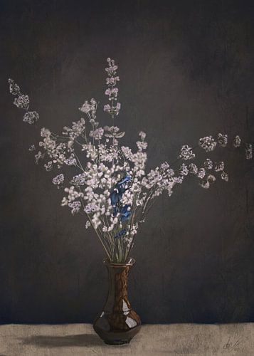 Vaas met bloemen wit blauw paars