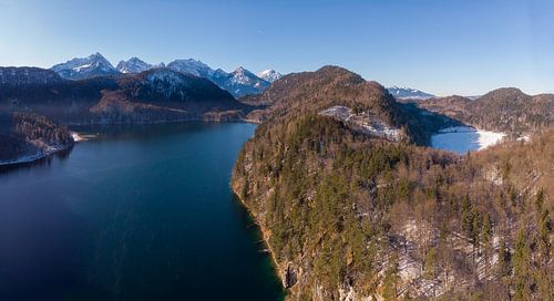 Luftbild vom Alpsee mit Bergen und Wäldern