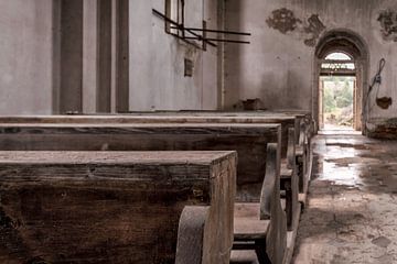 Urbex - Kerkbanken van een verlaten kerk