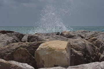 Begegnung zwischen einer Welle und einem Wellenbrecher von Jurjen Jan Snikkenburg