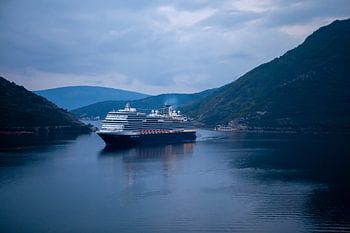 Kreuzfahrtschiff bei Sonnenaufgang in der Bucht von Kotor (Montenegro)