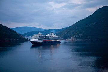 Cruiseschip bij zonsopgang in de Baai van Kotor (Montenegro) van t.ART