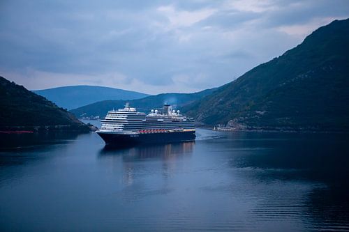 Cruiseschip bij zonsopgang in de Baai van Kotor (Montenegro)