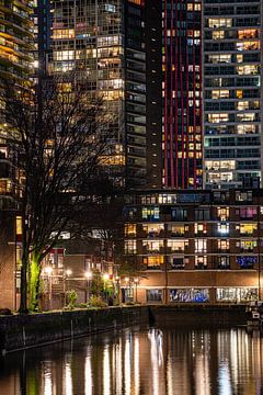 Hoogbouw in Rotterdams Maritiem District 's nachts verlicht