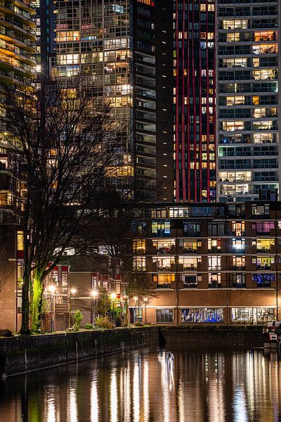 Rotterdams Hochhäuser im Hafenviertel bei Nacht beleuchtet von Jeroen Kleiberg