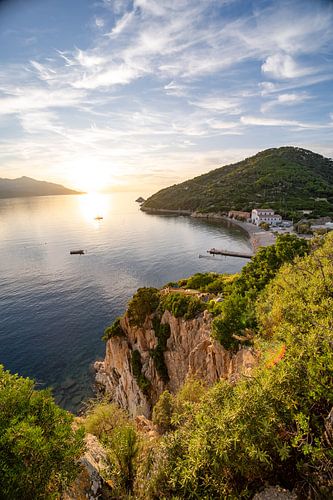 Zonsondergang op Elba met uitzicht op zee & met een boot