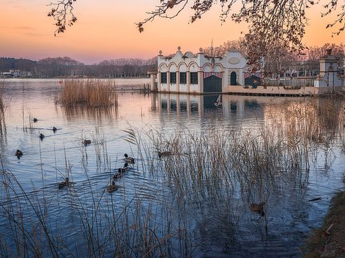 Het meer van Banyoles: winterweerspiegeling bij zonsopgang