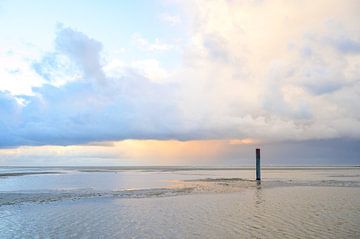 Wolken boven het strand op Texel in de Waddenzee van Sjoerd van der Wal Fotografie