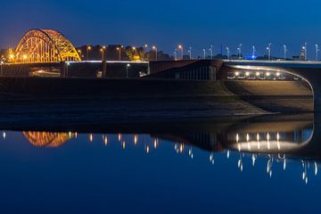 Nijmegen in de avond van Maerten Prins